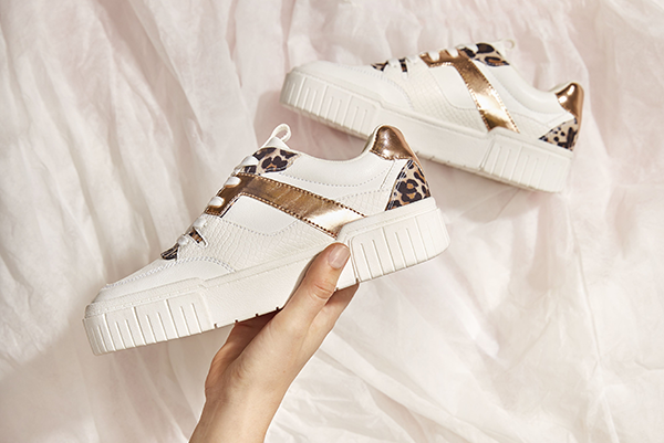 Witte sneakers >